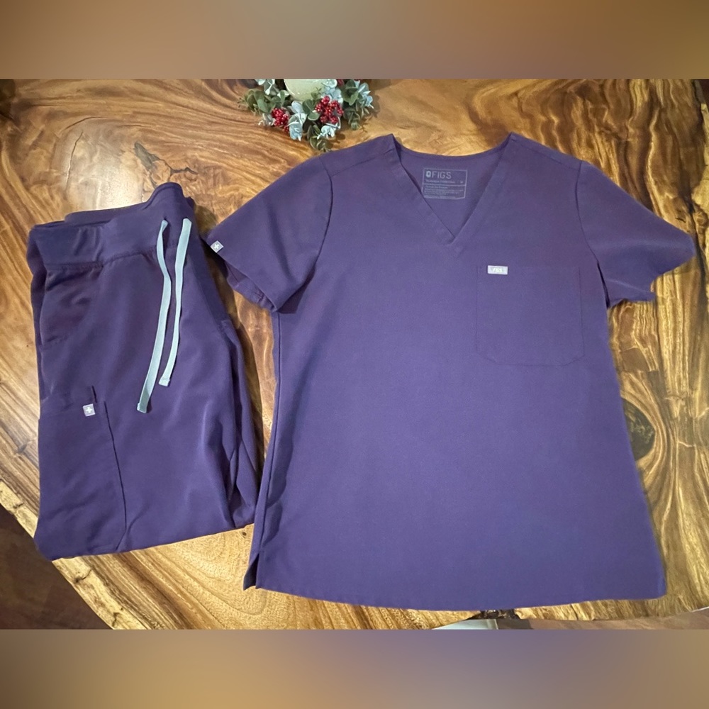 Figs purple shadow scrub set